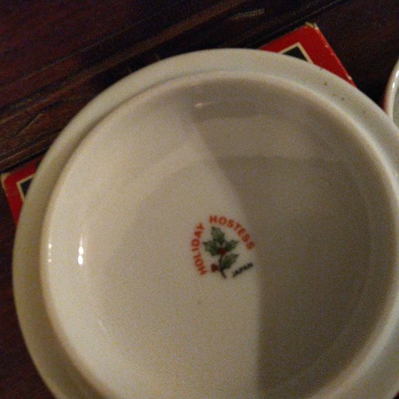 Christmas fine china 3.5" trinket box. - Picture 2 of 5